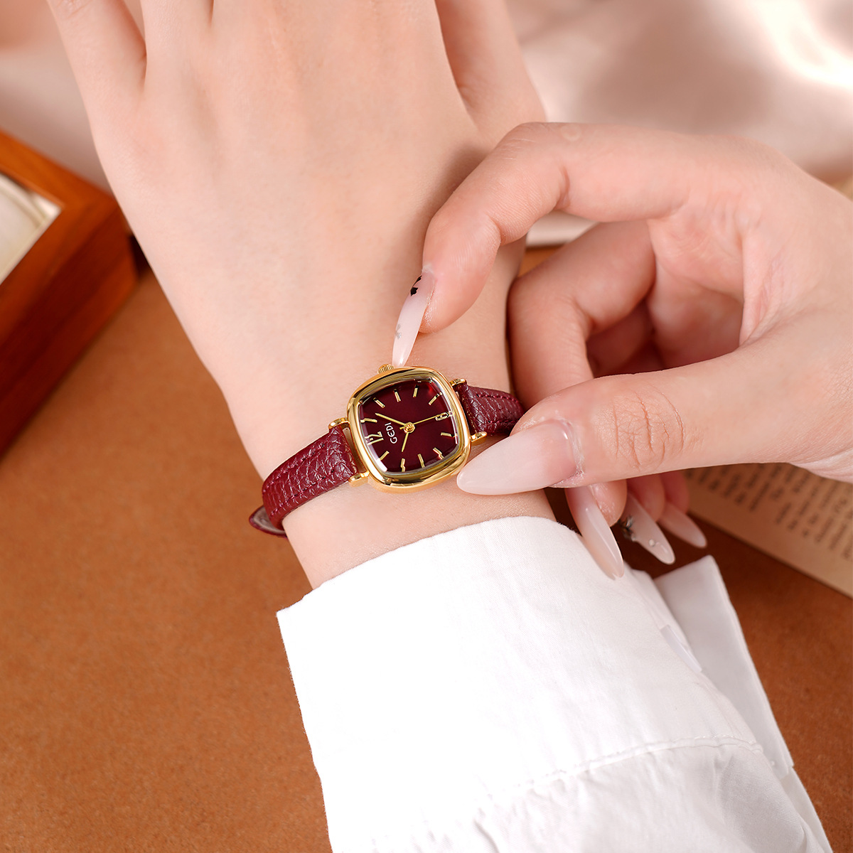 UTHAI 61018 CQ490 Простота, вы – обзор и цена Luxury Watch Value